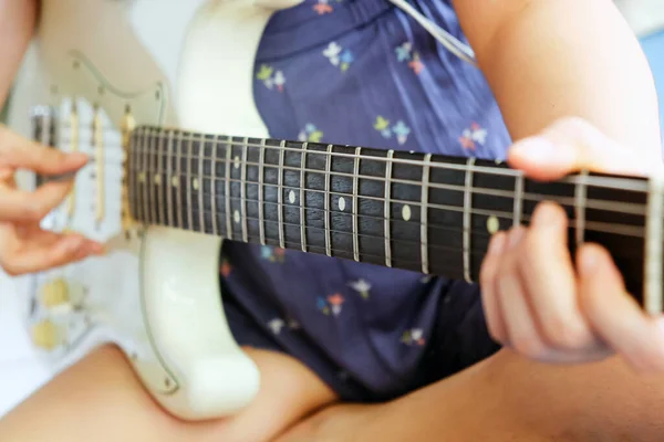Woman Hands Playing Electric Guitar Close — 图库照片