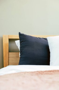 Modern beyaz yatak ve yastık sabah modunda, iç dekorasyon