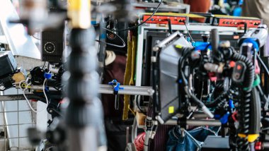 Ses kayıt cihazı için kulaklıkların resmi, profesyonel film ekibi üretim ekipmanları