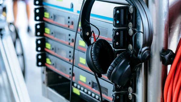 Ses Kayıt Cihazı Için Kulaklıkların Resmi Profesyonel Film Ekibi Üretim — Stok fotoğraf