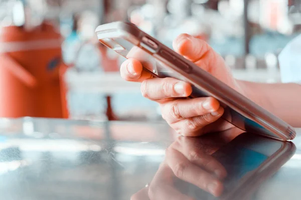 Close Beeld Van Tiener Meisje Sms Haar Telefoon — Stockfoto