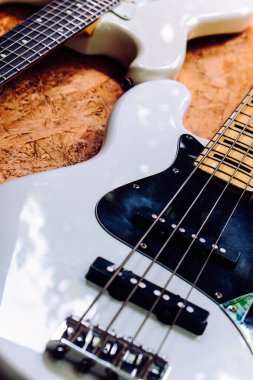 Enstrümanları kapatın. Müzik arka plan konsepti, gitar ve stüdyo ekipmanları.