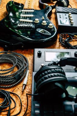 Enstrümanları kapatın. Müzik arka plan konsepti, gitar ve stüdyo ekipmanları.