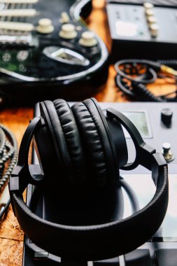 Enstrümanları kapatın. Müzik arka plan konsepti, gitar ve stüdyo ekipmanları.