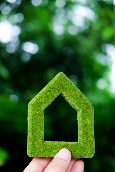 Conceito Ícone Casa Verde Mão Segurando Ícone Casa Verde — Fotografia de Stock