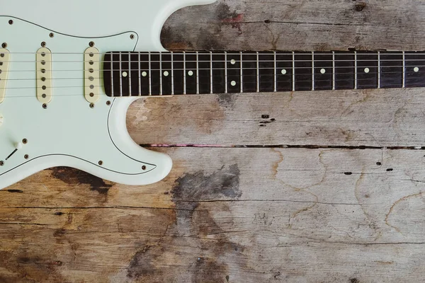 木製背景にホワイト エレクトリック ギターの詳細ページ — ストック写真