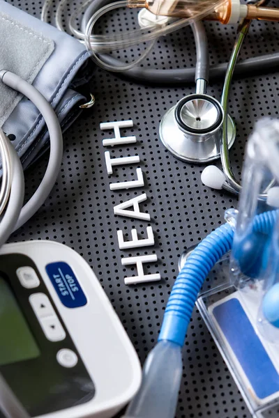 灰色背景下的健康背景 健康信件和医疗设备的概念形象 — 图库照片