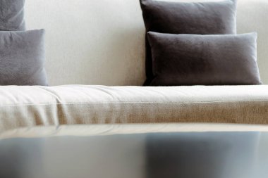 Kanepe ve modern oturma odasındaki minderin detaylı görüntüsü..