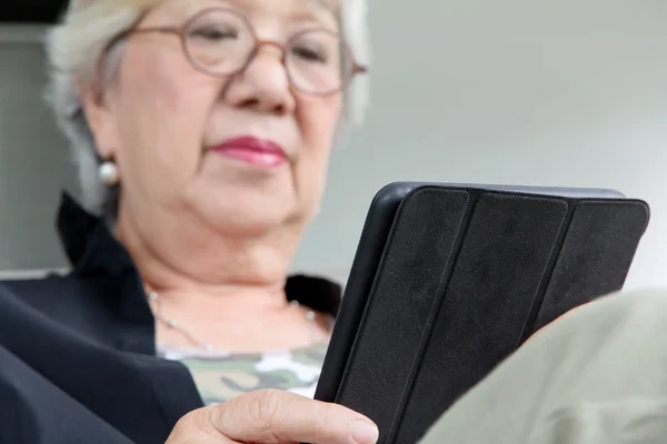 Starší žena s tabletem — Stock fotografie