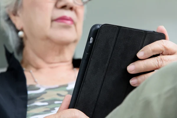 Starší žena s tabletem — Stock fotografie