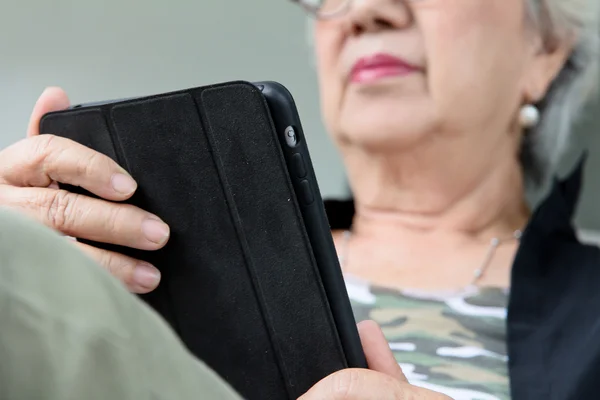 Mujer mayor con tableta — Foto de Stock