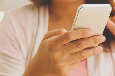 bir akıllı telefon kullanan kadın