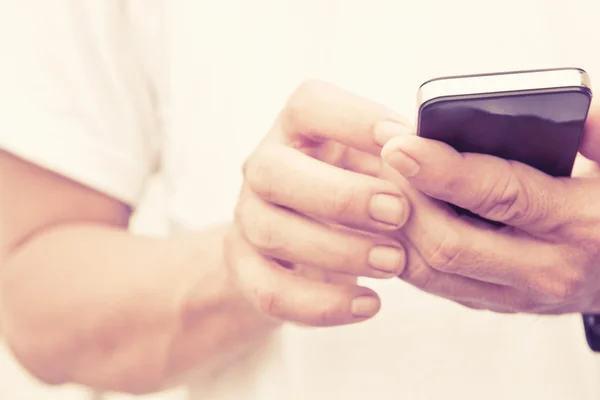 Hombre revisando su teléfono — Foto de Stock