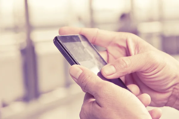 Man zijn telefoon controleren — Stockfoto