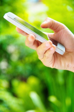 bir akıllı telefon kullanan kadın