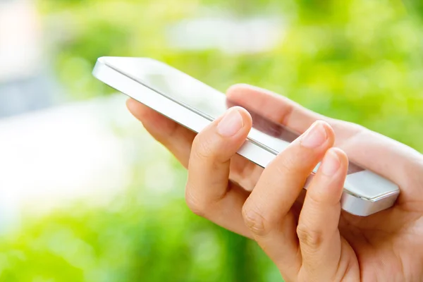 Vrouw met behulp van een slimme telefoon — Stockfoto