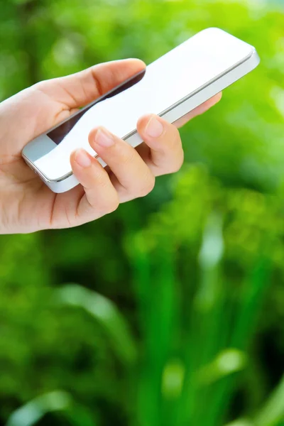 Mujer usando un teléfono inteligente —  Fotos de Stock