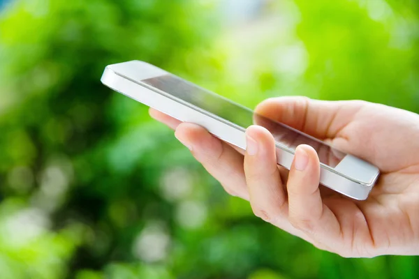 Vrouw met behulp van een slimme telefoon — Stockfoto