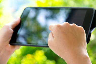 dijital tablet kullanan kadın