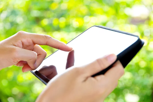 Mujer usando tableta digital — Foto de Stock