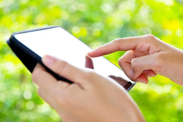 Mulher usando tablet digital — Fotografia de Stock