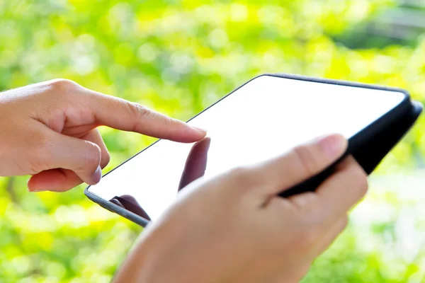 Vrouw die digitale tablet gebruikt — Stockfoto