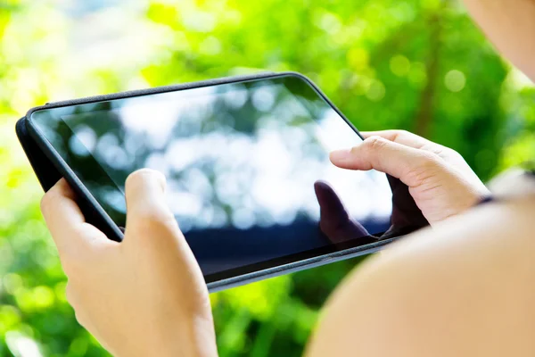 Mujer usando tableta digital — Foto de Stock