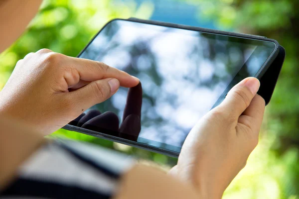 Mulher usando tablet digital — Fotografia de Stock