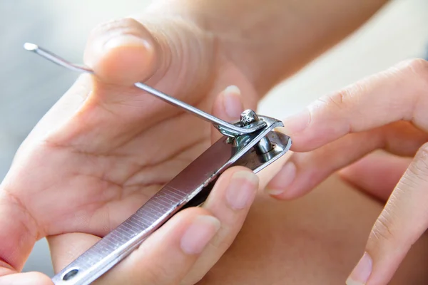 Manicura manual con cortauñas —  Fotos de Stock