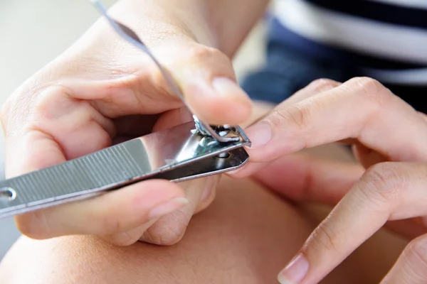 Manicura manual con cortauñas —  Fotos de Stock