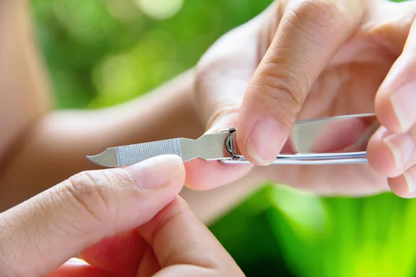 Manicure mão com cortador de unhas — Fotografia de Stock