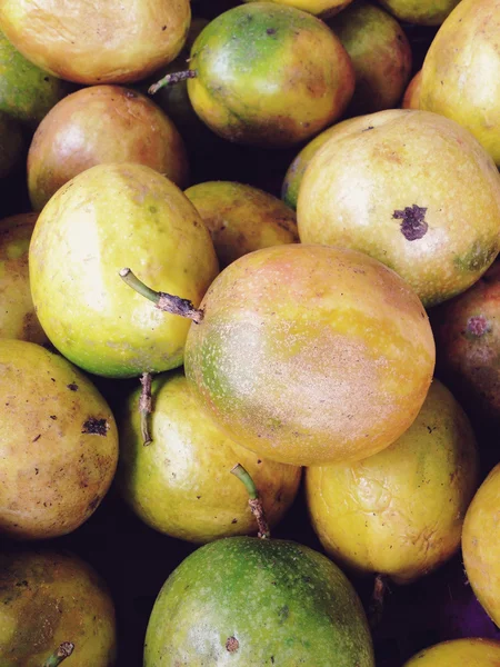 Passion fruit op de markt. — Stockfoto
