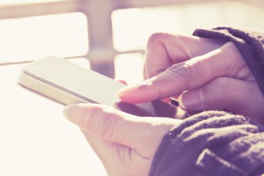 bir akıllı telefon kullanan kadın