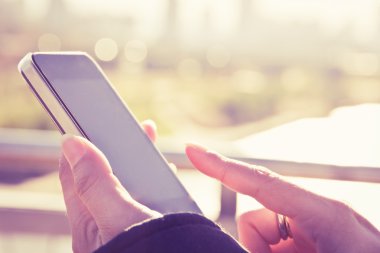 bir akıllı telefon kullanan kadın