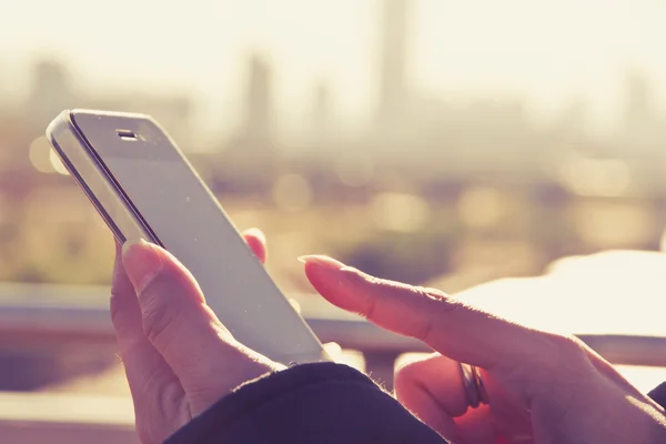 Femme utilisant un téléphone intelligent — Photo