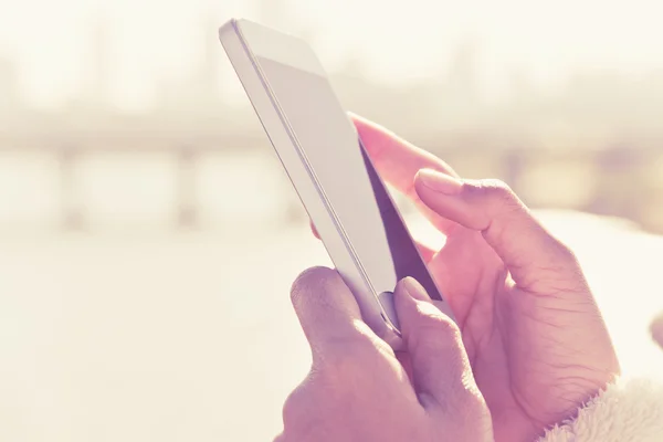 Žena pomocí chytrý telefon — Stock fotografie