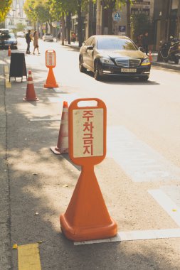 Yolda, Garosugil sokak trafik koni