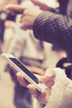 bir akıllı telefon kullanan kadın