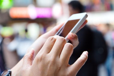 Genç kız telefonuna mesaj atıyor.