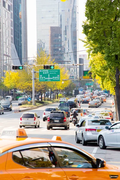 Traffic approaching on a busy road through the Gangnam district — Stock Photo, Image