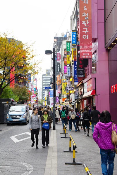 Les gens faisant du shopping dans la rue commerçante de Myeongdong — Photo