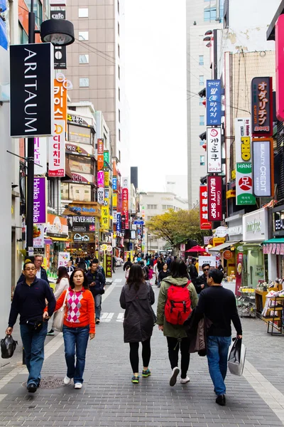 People shopping in the Myeongdong Shopping Street — Stock Photo, Image