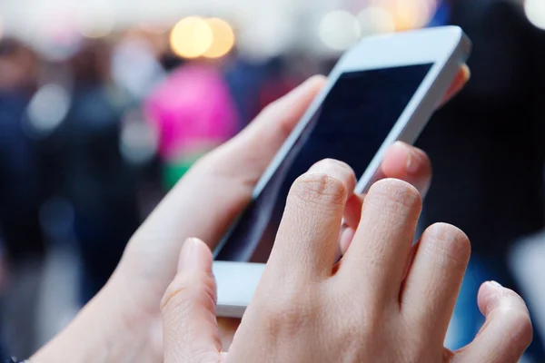 Tiener meisje sms 'en op haar telefoon — Stockfoto