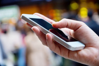 Genç kız telefonuna mesaj atıyor.