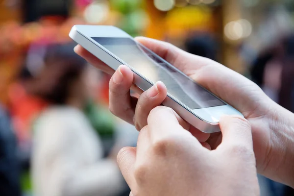 Mujer usando un teléfono inteligente — Foto de Stock