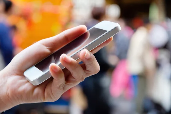 Mujer usando un teléfono inteligente — Foto de Stock