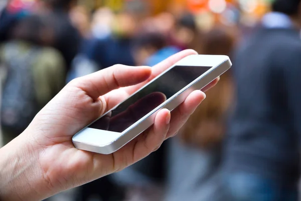 bir akıllı telefon kullanan kadın