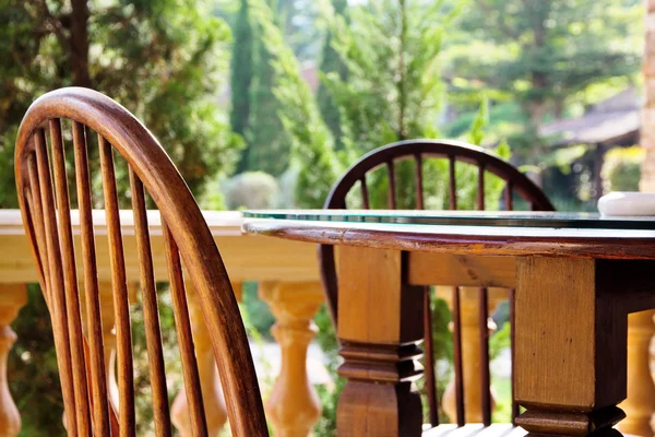 Винтажное кресло и стол, сервировка обеденного стола — стоковое фото