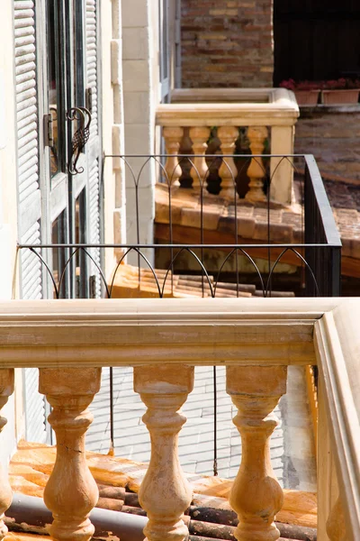 Fenster und kleiner Balkon — Stockfoto