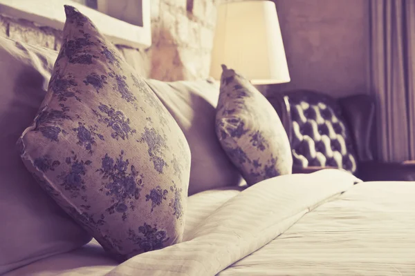 Подушки на старовинному розкішному ліжку — стокове фото